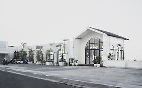 El Lago Hotel